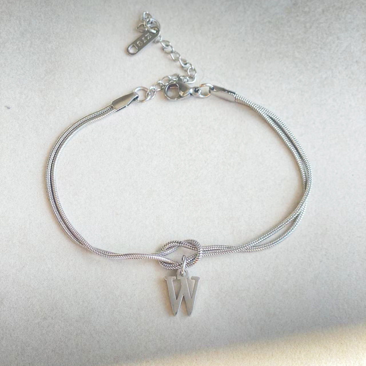 Nyt bogstav AZ Kærlighedsknude Armbånd Til Kvinder Par Guld Farve Dainty Snake Chain Charm Armbånd Rustfrit Stål Smykker Gave Valentinsdag gaver