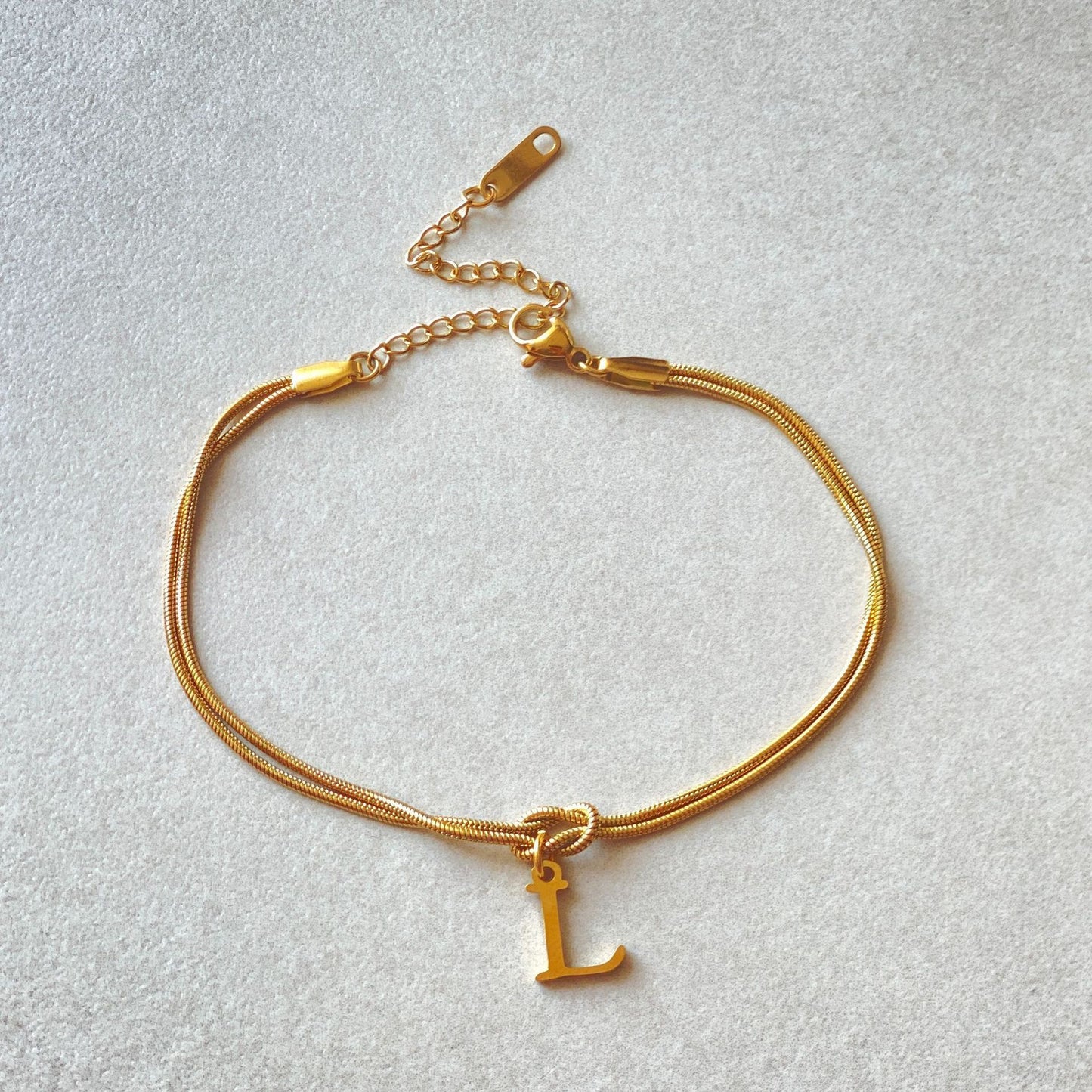 Nyt bogstav AZ Kærlighedsknude Armbånd Til Kvinder Par Guld Farve Dainty Snake Chain Charm Armbånd Rustfrit Stål Smykker Gave Valentinsdag gaver