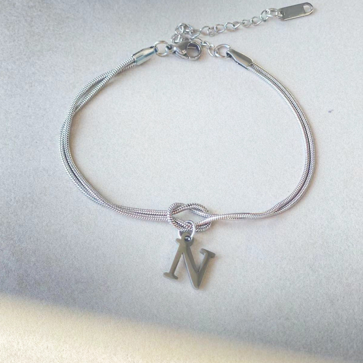 Nyt bogstav AZ Kærlighedsknude Armbånd Til Kvinder Par Guld Farve Dainty Snake Chain Charm Armbånd Rustfrit Stål Smykker Gave Valentinsdag gaver