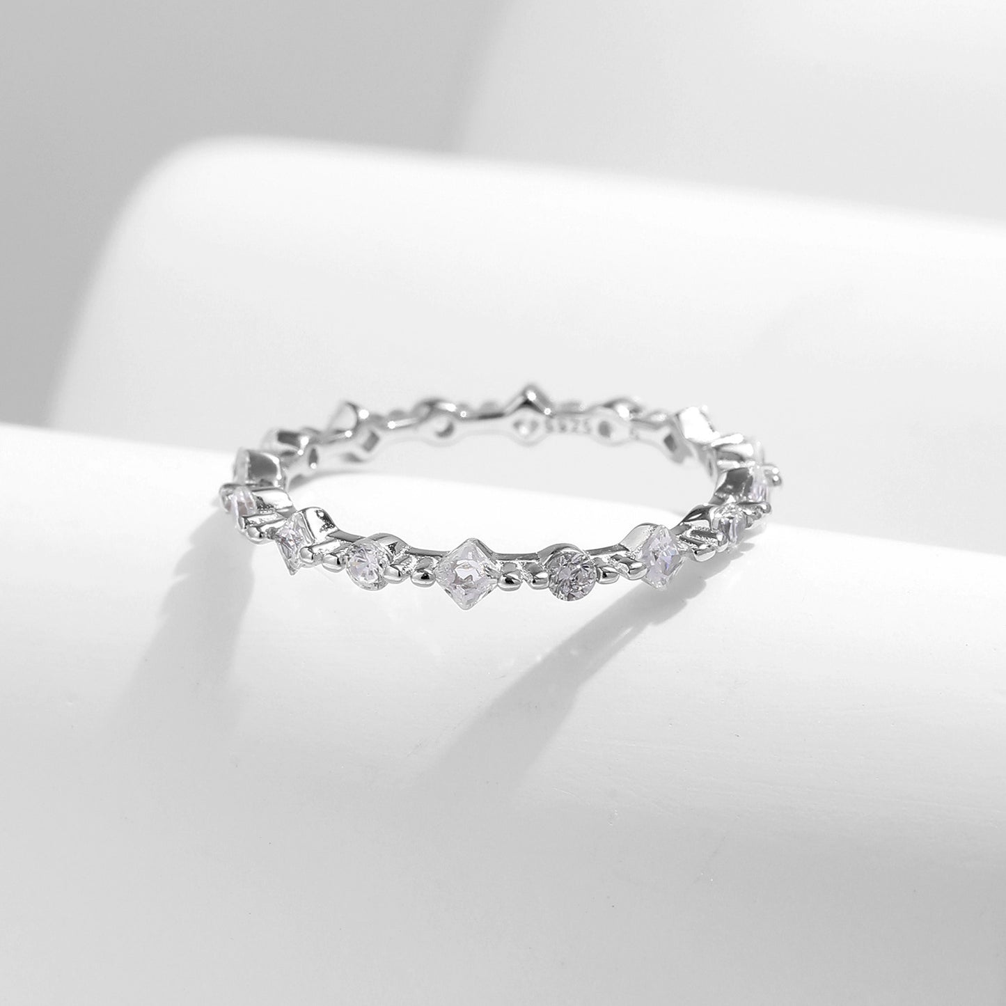 S925 Silver Ins Style Populær uregelmæssig række diamantring kvinde