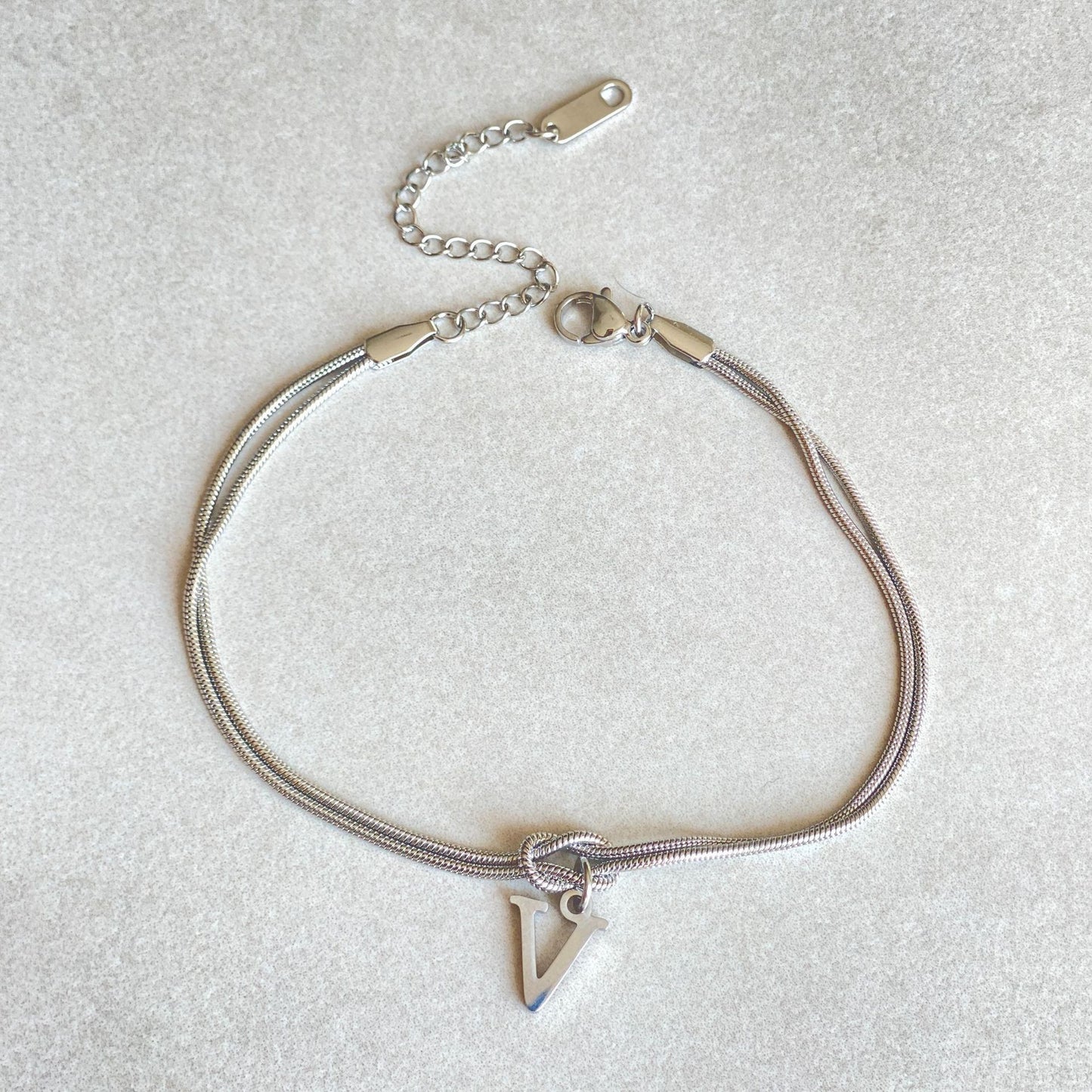 Nyt bogstav AZ Kærlighedsknude Armbånd Til Kvinder Par Guld Farve Dainty Snake Chain Charm Armbånd Rustfrit Stål Smykker Gave Valentinsdag gaver