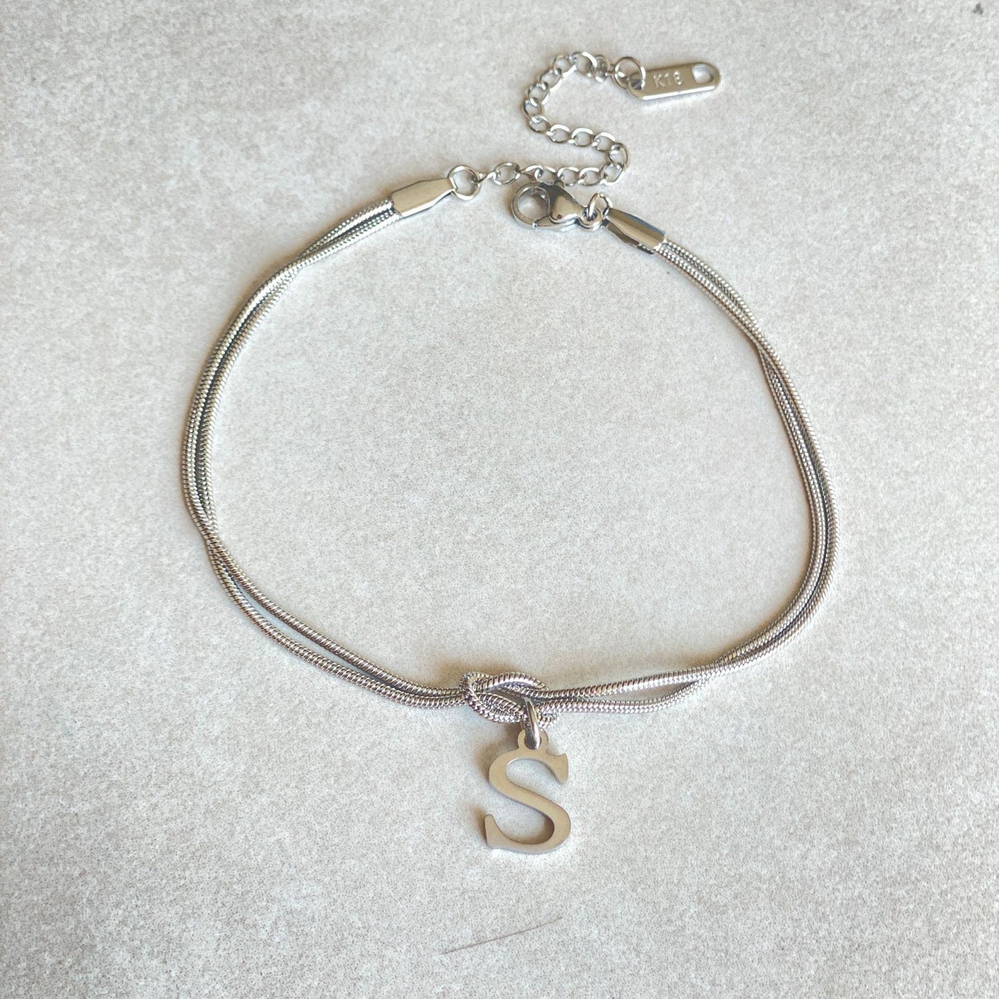 Nyt bogstav AZ Kærlighedsknude Armbånd Til Kvinder Par Guld Farve Dainty Snake Chain Charm Armbånd Rustfrit Stål Smykker Gave Valentinsdag gaver