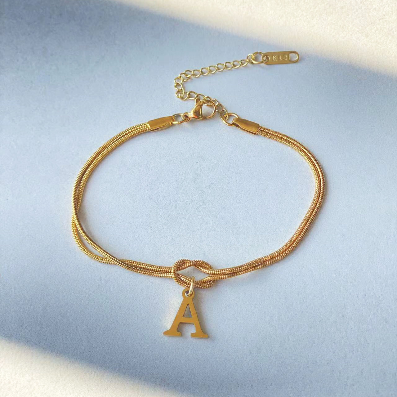Nyt bogstav AZ Kærlighedsknude Armbånd Til Kvinder Par Guld Farve Dainty Snake Chain Charm Armbånd Rustfrit Stål Smykker Gave Valentinsdag gaver
