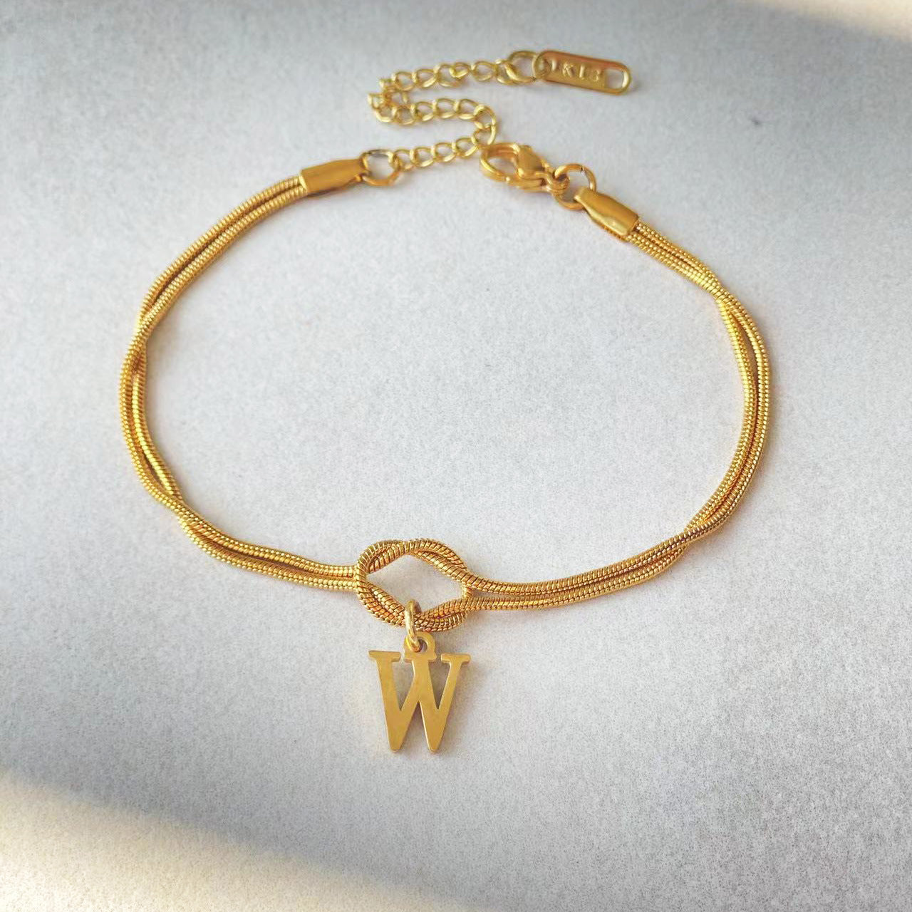 Nyt bogstav AZ Kærlighedsknude Armbånd Til Kvinder Par Guld Farve Dainty Snake Chain Charm Armbånd Rustfrit Stål Smykker Gave Valentinsdag gaver