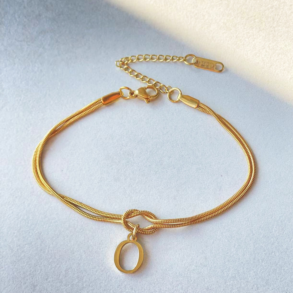 Nyt bogstav AZ Kærlighedsknude Armbånd Til Kvinder Par Guld Farve Dainty Snake Chain Charm Armbånd Rustfrit Stål Smykker Gave Valentinsdag gaver