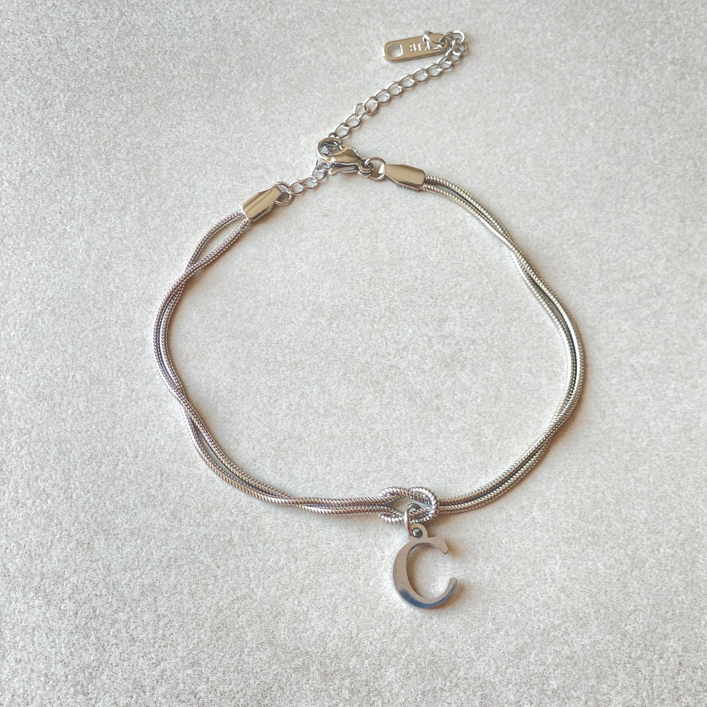 Nyt bogstav AZ Kærlighedsknude Armbånd Til Kvinder Par Guld Farve Dainty Snake Chain Charm Armbånd Rustfrit Stål Smykker Gave Valentinsdag gaver