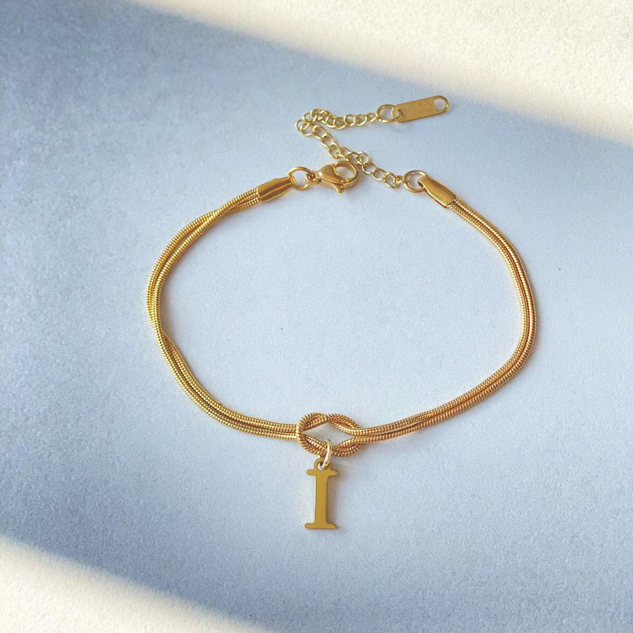 Nyt bogstav AZ Kærlighedsknude Armbånd Til Kvinder Par Guld Farve Dainty Snake Chain Charm Armbånd Rustfrit Stål Smykker Gave Valentinsdag gaver