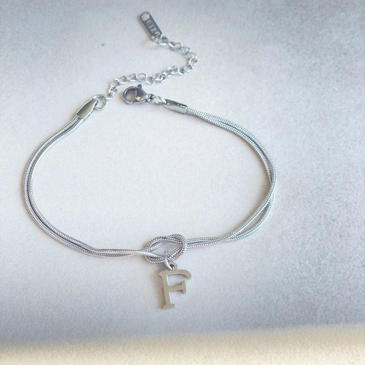Nyt bogstav AZ Kærlighedsknude Armbånd Til Kvinder Par Guld Farve Dainty Snake Chain Charm Armbånd Rustfrit Stål Smykker Gave Valentinsdag gaver