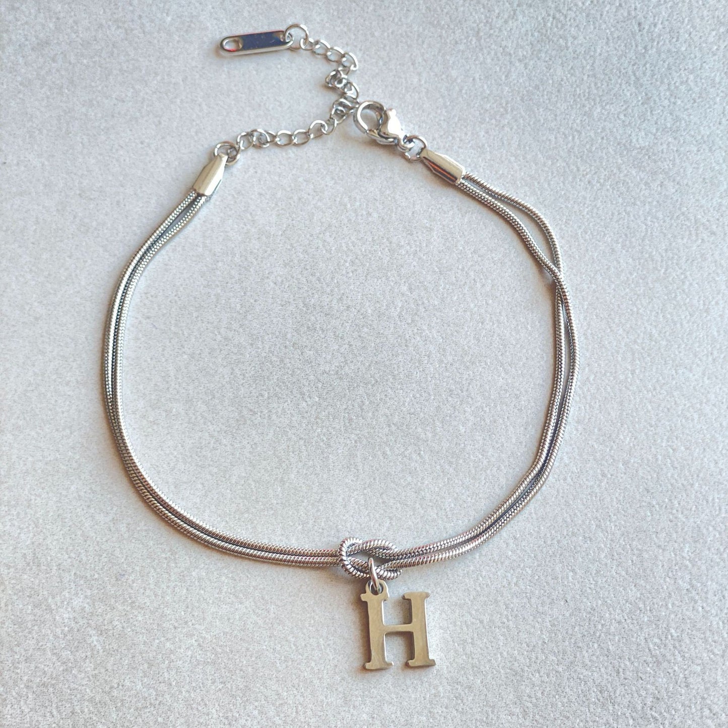 Nyt bogstav AZ Kærlighedsknude Armbånd Til Kvinder Par Guld Farve Dainty Snake Chain Charm Armbånd Rustfrit Stål Smykker Gave Valentinsdag gaver