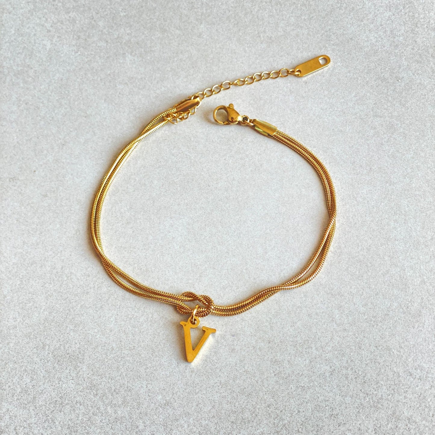 Nyt bogstav AZ Kærlighedsknude Armbånd Til Kvinder Par Guld Farve Dainty Snake Chain Charm Armbånd Rustfrit Stål Smykker Gave Valentinsdag gaver