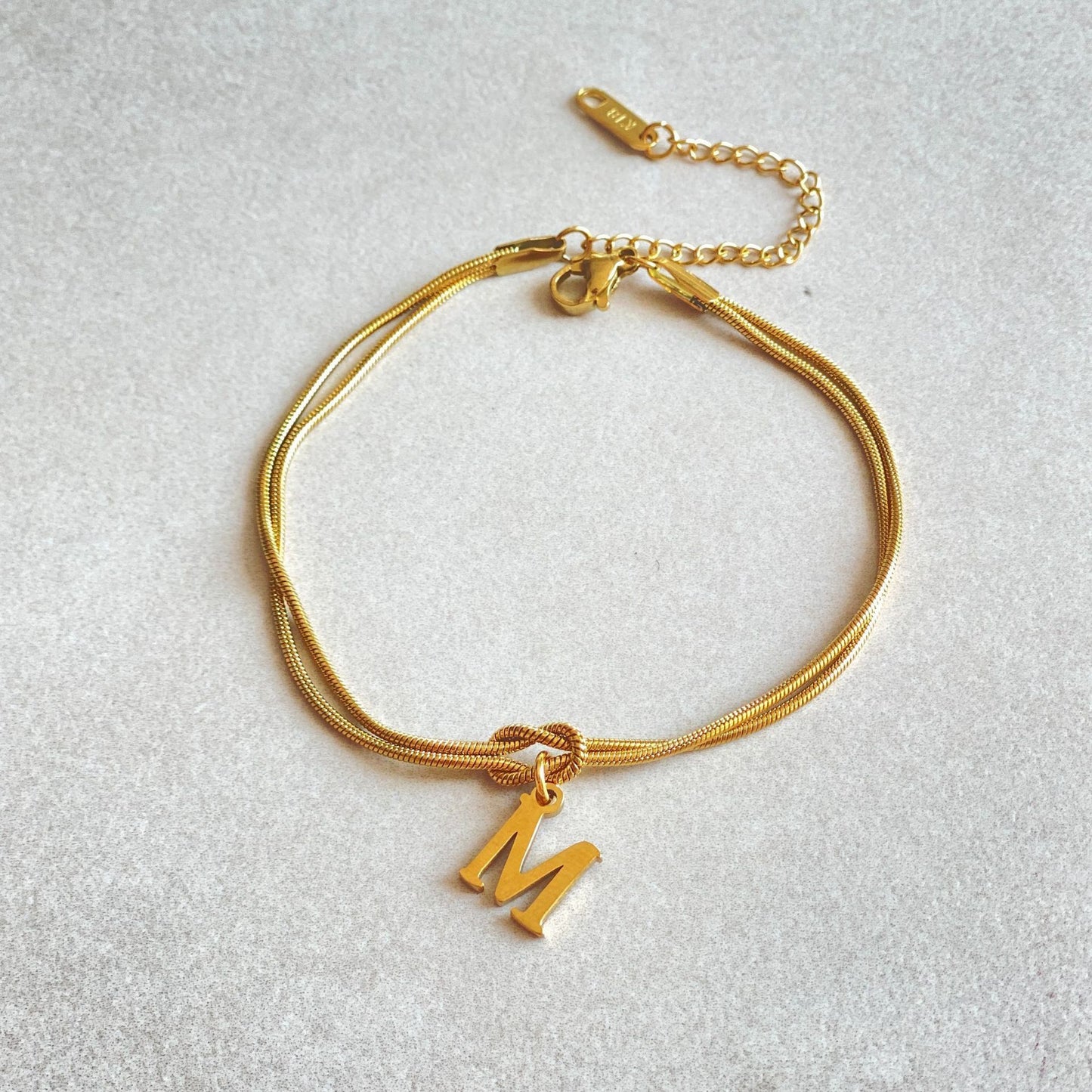 Nyt bogstav AZ Kærlighedsknude Armbånd Til Kvinder Par Guld Farve Dainty Snake Chain Charm Armbånd Rustfrit Stål Smykker Gave Valentinsdag gaver
