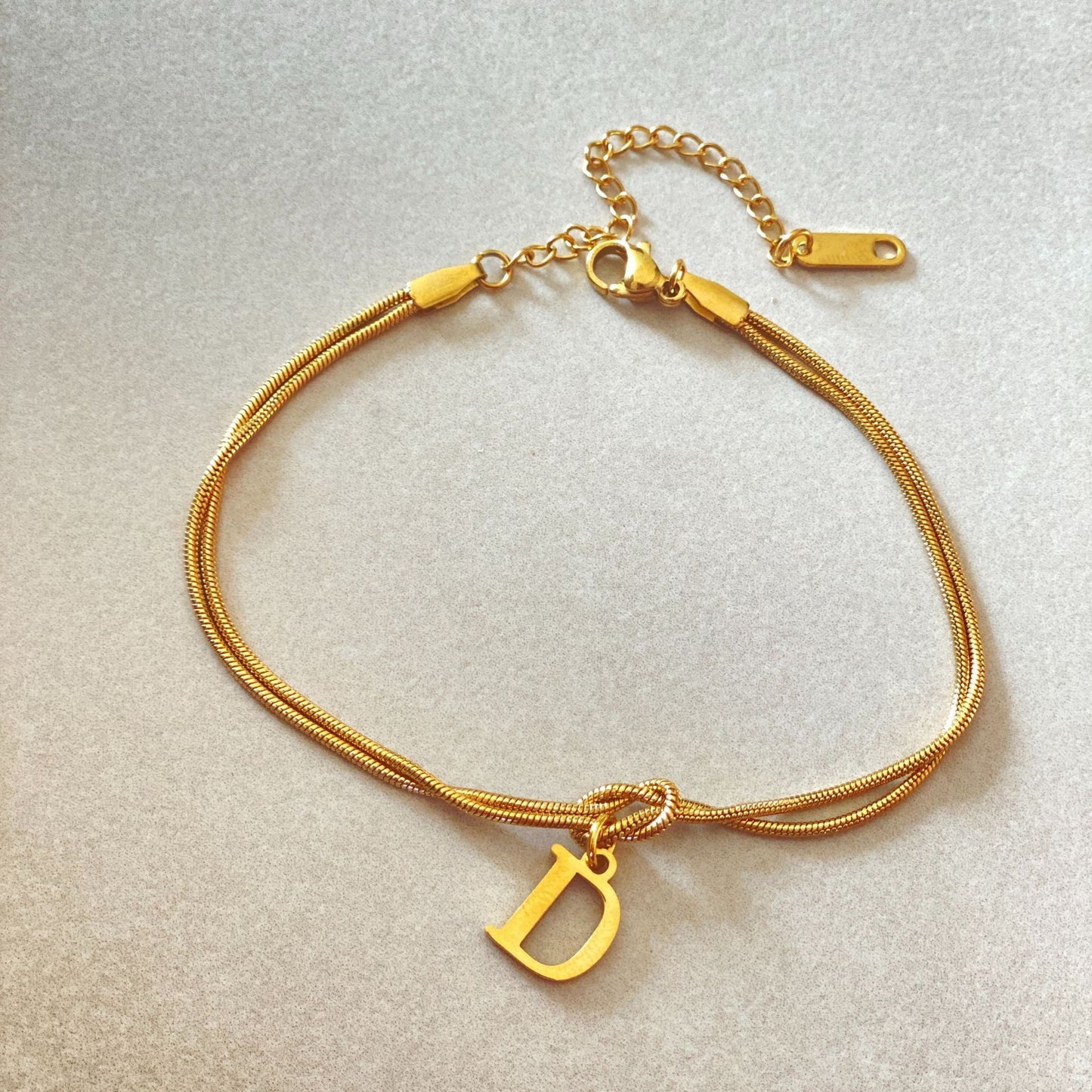Nyt bogstav AZ Kærlighedsknude Armbånd Til Kvinder Par Guld Farve Dainty Snake Chain Charm Armbånd Rustfrit Stål Smykker Gave Valentinsdag gaver
