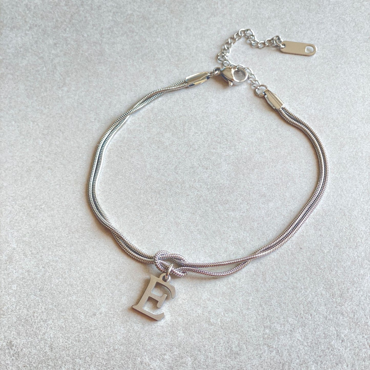 Nyt bogstav AZ Kærlighedsknude Armbånd Til Kvinder Par Guld Farve Dainty Snake Chain Charm Armbånd Rustfrit Stål Smykker Gave Valentinsdag gaver