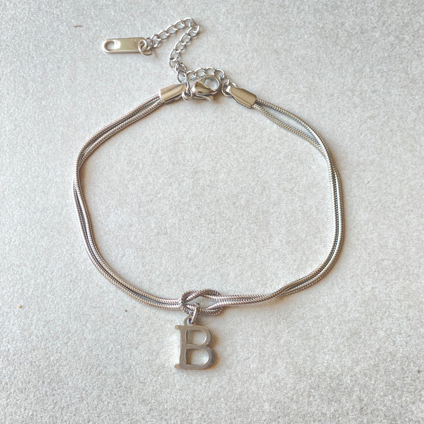 Nyt bogstav AZ Kærlighedsknude Armbånd Til Kvinder Par Guld Farve Dainty Snake Chain Charm Armbånd Rustfrit Stål Smykker Gave Valentinsdag gaver