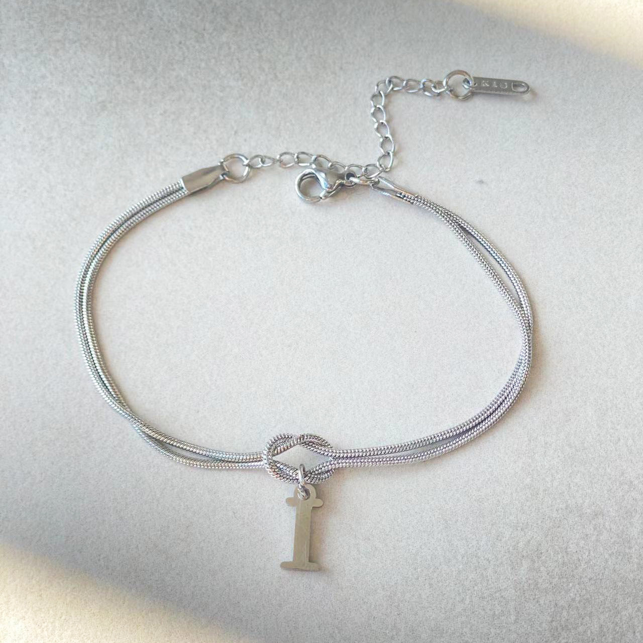 Nyt bogstav AZ Kærlighedsknude Armbånd Til Kvinder Par Guld Farve Dainty Snake Chain Charm Armbånd Rustfrit Stål Smykker Gave Valentinsdag gaver