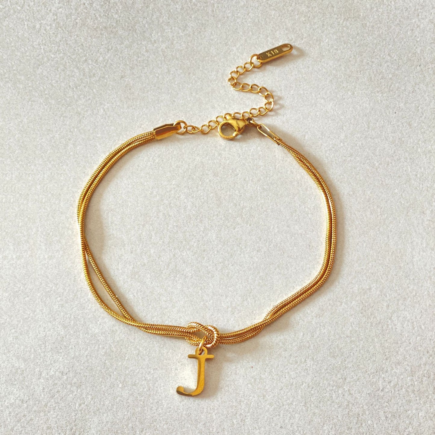 Nyt bogstav AZ Kærlighedsknude Armbånd Til Kvinder Par Guld Farve Dainty Snake Chain Charm Armbånd Rustfrit Stål Smykker Gave Valentinsdag gaver