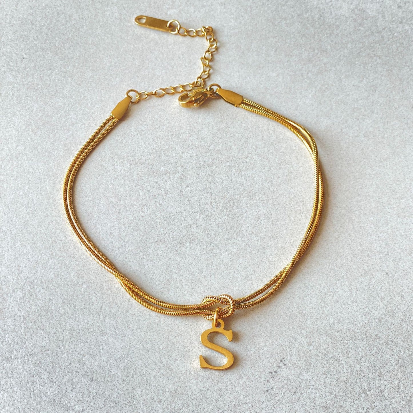 Nyt bogstav AZ Kærlighedsknude Armbånd Til Kvinder Par Guld Farve Dainty Snake Chain Charm Armbånd Rustfrit Stål Smykker Gave Valentinsdag gaver