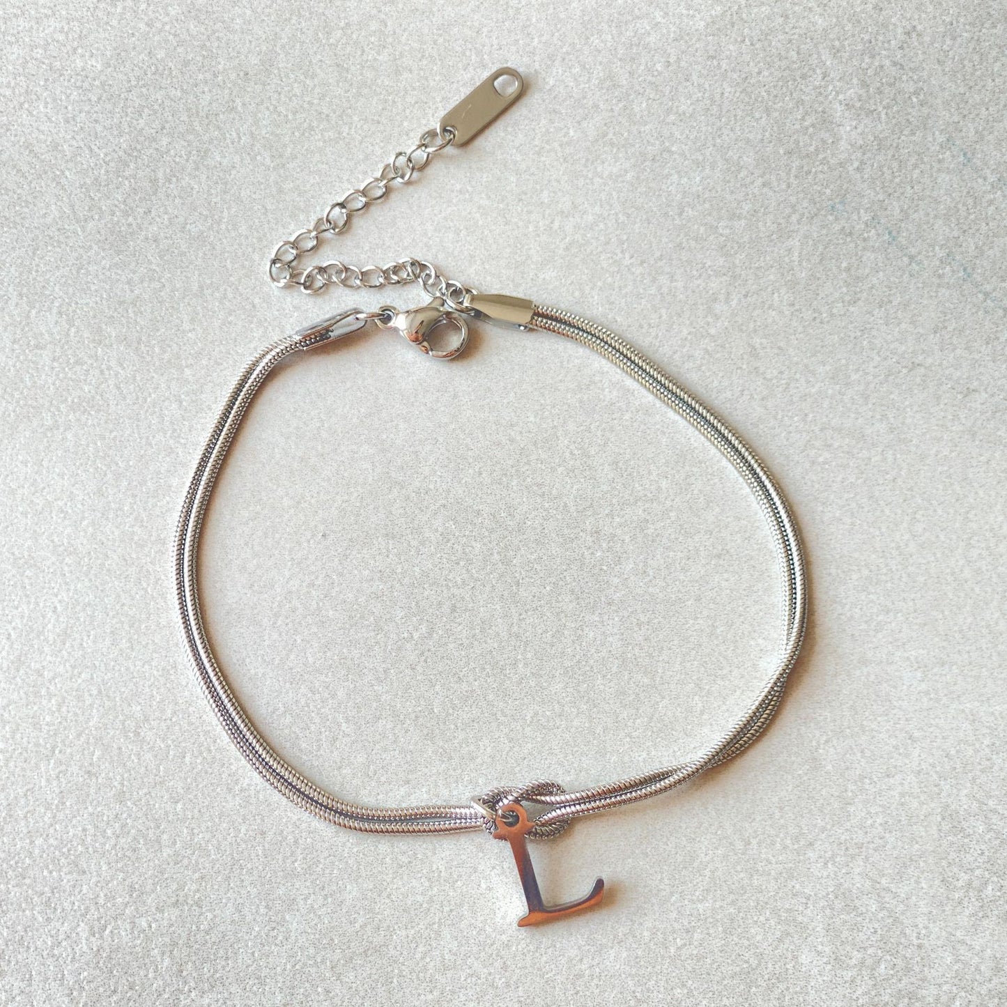 Nyt bogstav AZ Kærlighedsknude Armbånd Til Kvinder Par Guld Farve Dainty Snake Chain Charm Armbånd Rustfrit Stål Smykker Gave Valentinsdag gaver