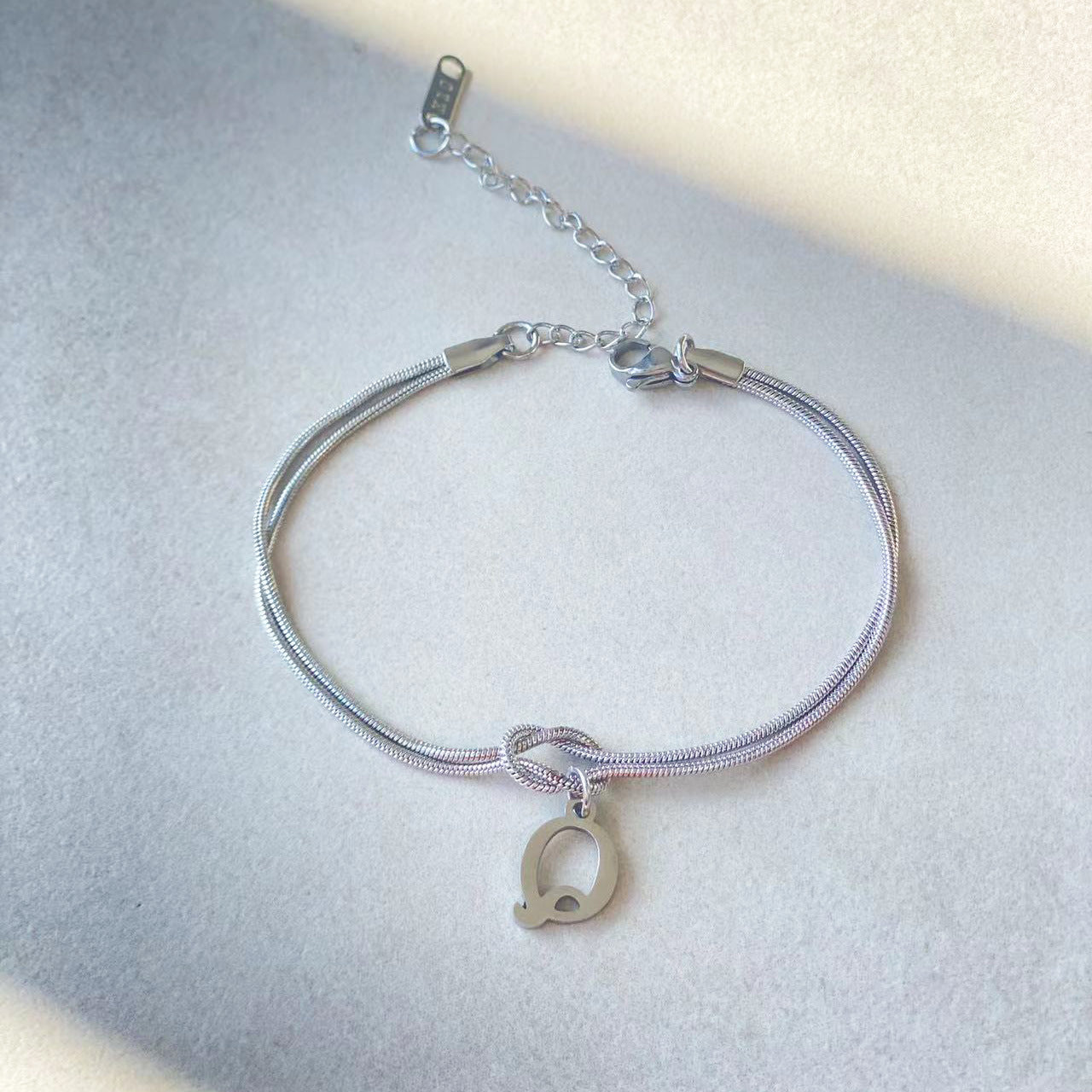 Nyt bogstav AZ Kærlighedsknude Armbånd Til Kvinder Par Guld Farve Dainty Snake Chain Charm Armbånd Rustfrit Stål Smykker Gave Valentinsdag gaver