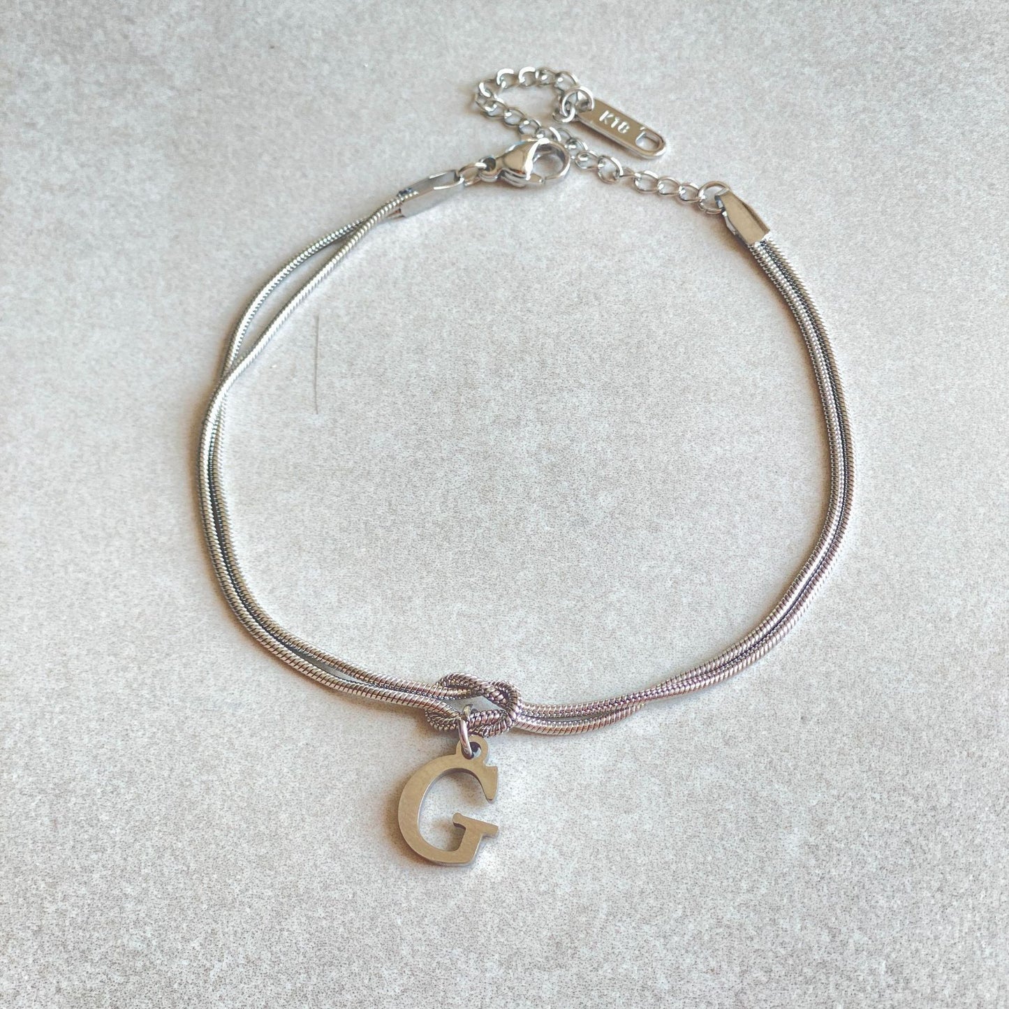 Nyt bogstav AZ Kærlighedsknude Armbånd Til Kvinder Par Guld Farve Dainty Snake Chain Charm Armbånd Rustfrit Stål Smykker Gave Valentinsdag gaver