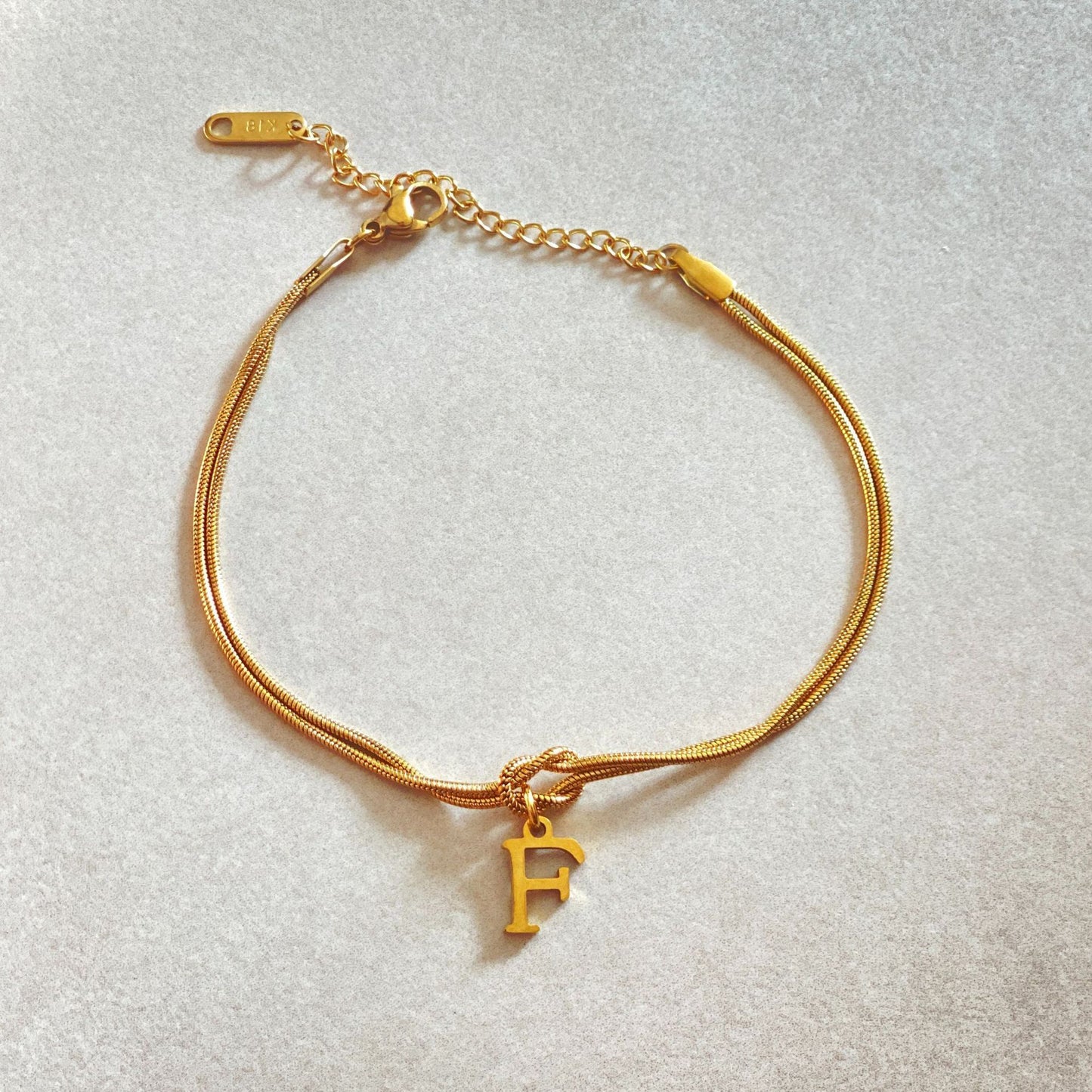 Nyt bogstav AZ Kærlighedsknude Armbånd Til Kvinder Par Guld Farve Dainty Snake Chain Charm Armbånd Rustfrit Stål Smykker Gave Valentinsdag gaver