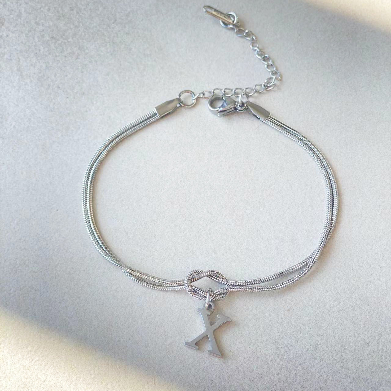 Nyt bogstav AZ Kærlighedsknude Armbånd Til Kvinder Par Guld Farve Dainty Snake Chain Charm Armbånd Rustfrit Stål Smykker Gave Valentinsdag gaver