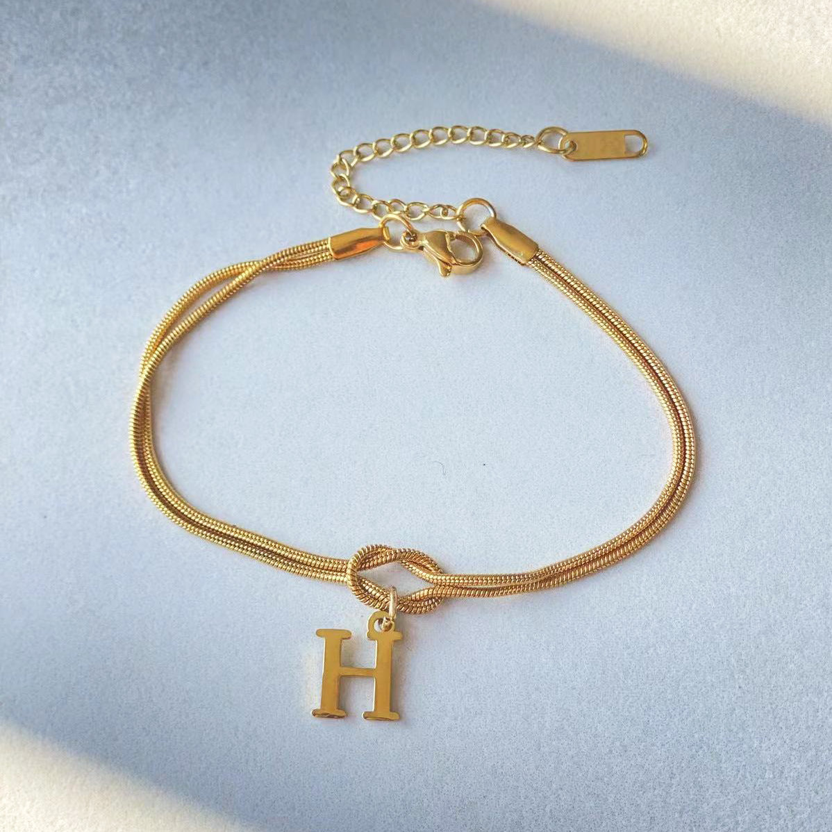Nyt bogstav AZ Kærlighedsknude Armbånd Til Kvinder Par Guld Farve Dainty Snake Chain Charm Armbånd Rustfrit Stål Smykker Gave Valentinsdag gaver