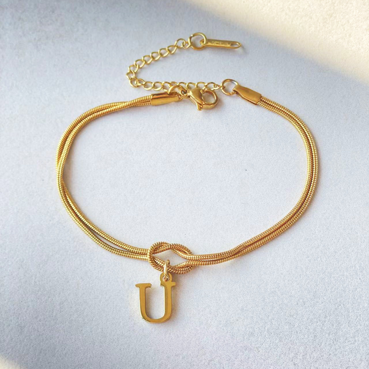 Nyt bogstav AZ Kærlighedsknude Armbånd Til Kvinder Par Guld Farve Dainty Snake Chain Charm Armbånd Rustfrit Stål Smykker Gave Valentinsdag gaver