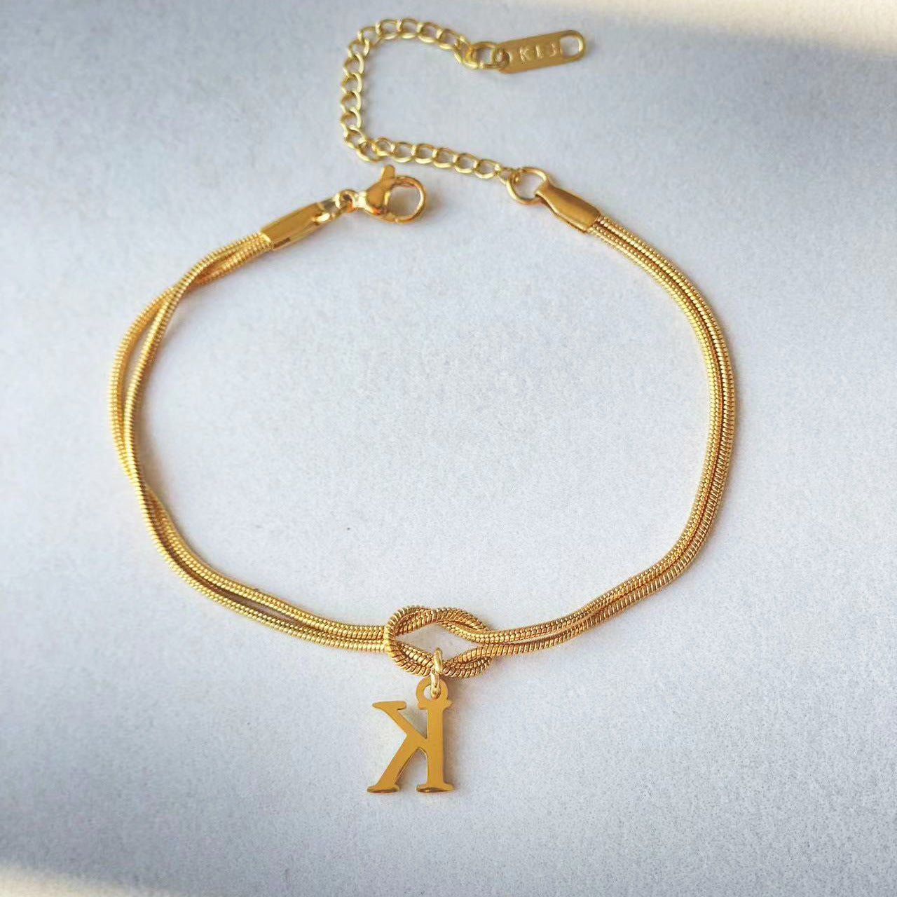 Nyt bogstav AZ Kærlighedsknude Armbånd Til Kvinder Par Guld Farve Dainty Snake Chain Charm Armbånd Rustfrit Stål Smykker Gave Valentinsdag gaver