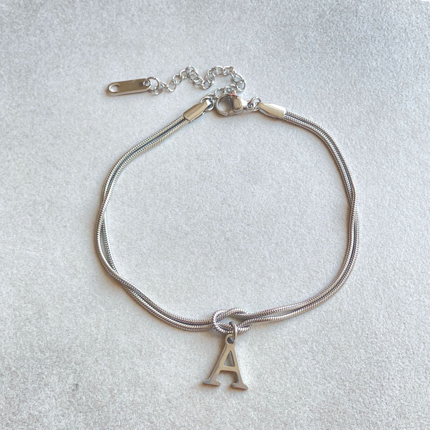 Nyt bogstav AZ Kærlighedsknude Armbånd Til Kvinder Par Guld Farve Dainty Snake Chain Charm Armbånd Rustfrit Stål Smykker Gave Valentinsdag gaver