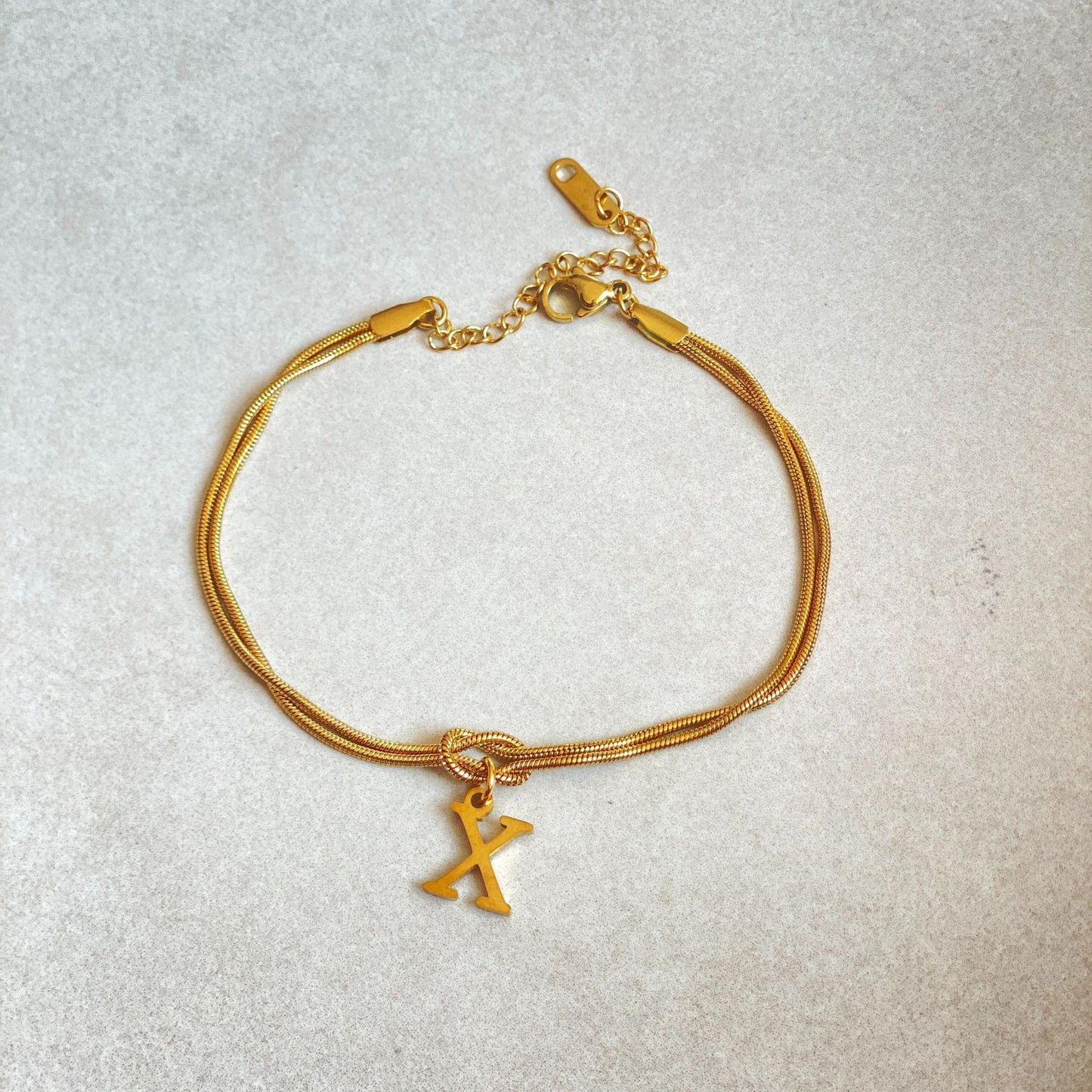 Nyt bogstav AZ Kærlighedsknude Armbånd Til Kvinder Par Guld Farve Dainty Snake Chain Charm Armbånd Rustfrit Stål Smykker Gave Valentinsdag gaver