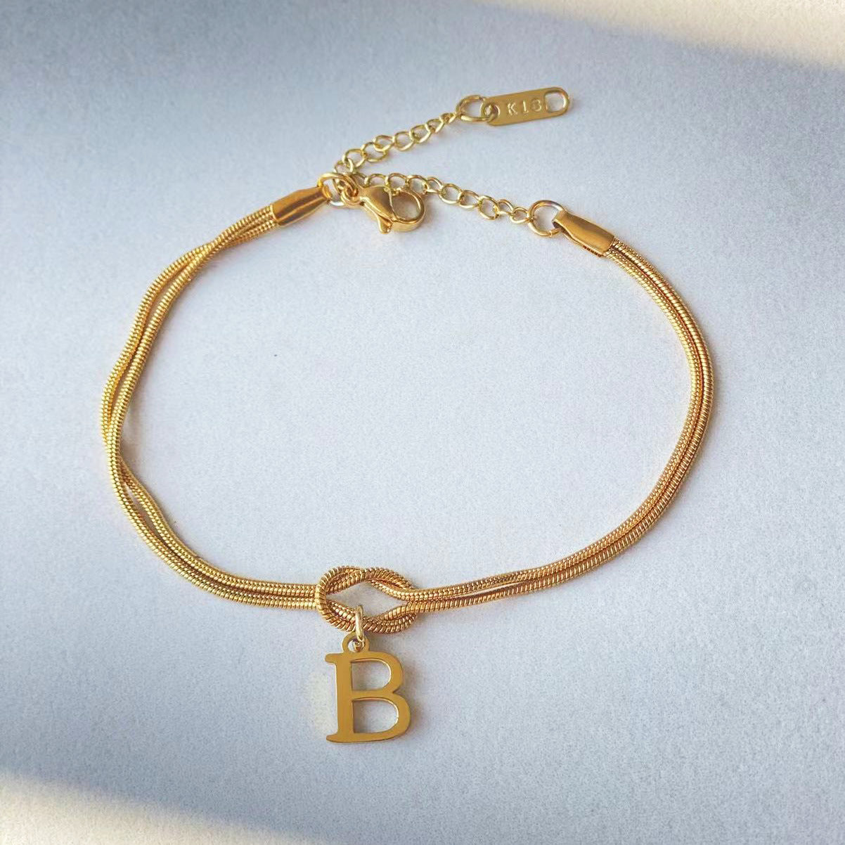 Nyt bogstav AZ Kærlighedsknude Armbånd Til Kvinder Par Guld Farve Dainty Snake Chain Charm Armbånd Rustfrit Stål Smykker Gave Valentinsdag gaver