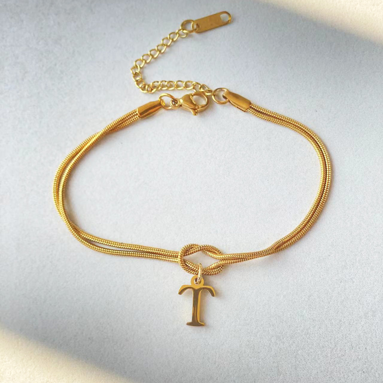 Nyt bogstav AZ Kærlighedsknude Armbånd Til Kvinder Par Guld Farve Dainty Snake Chain Charm Armbånd Rustfrit Stål Smykker Gave Valentinsdag gaver