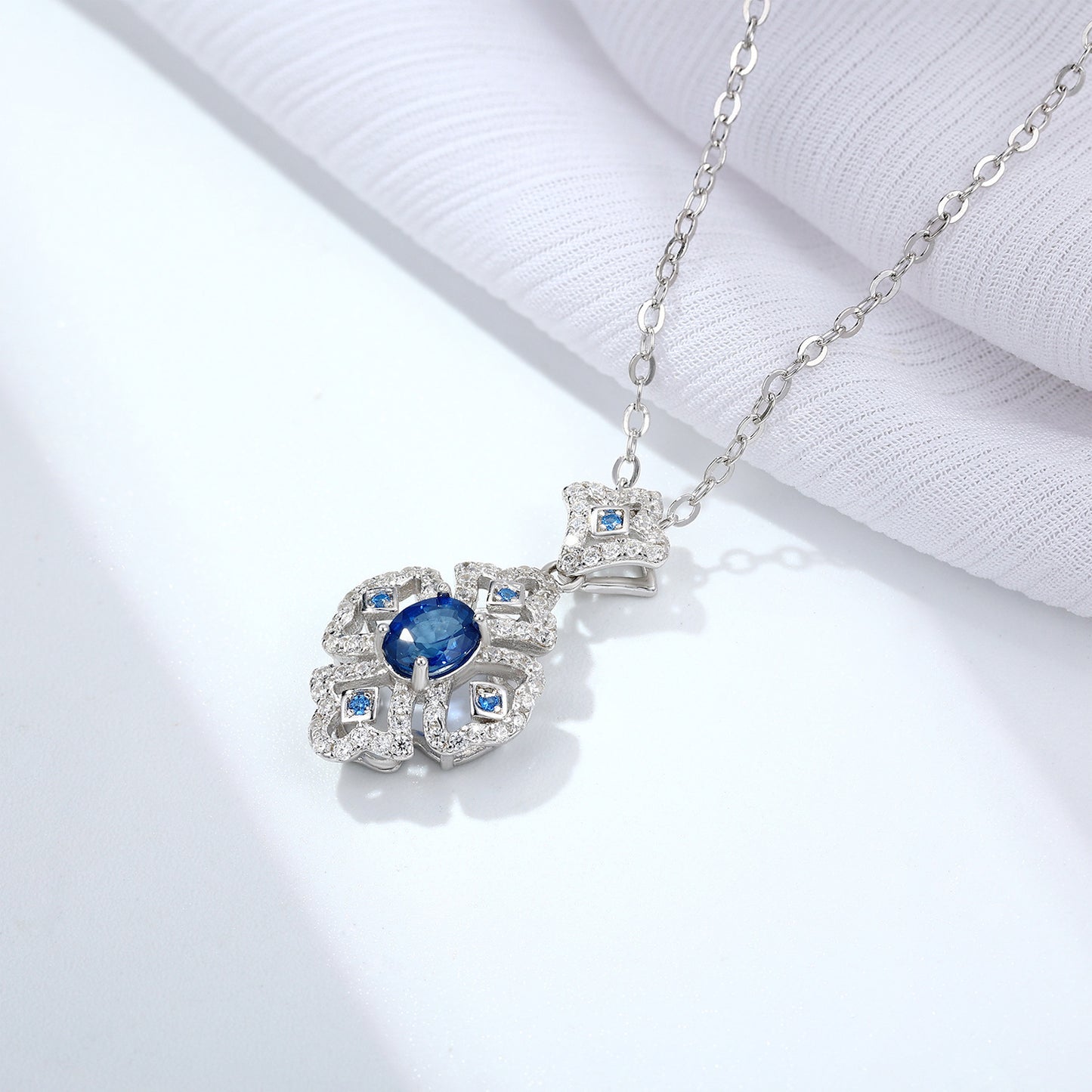 S925 Sølv Retro Mønster Halskæde Kvinders Alsidig Natural Safir Pendant