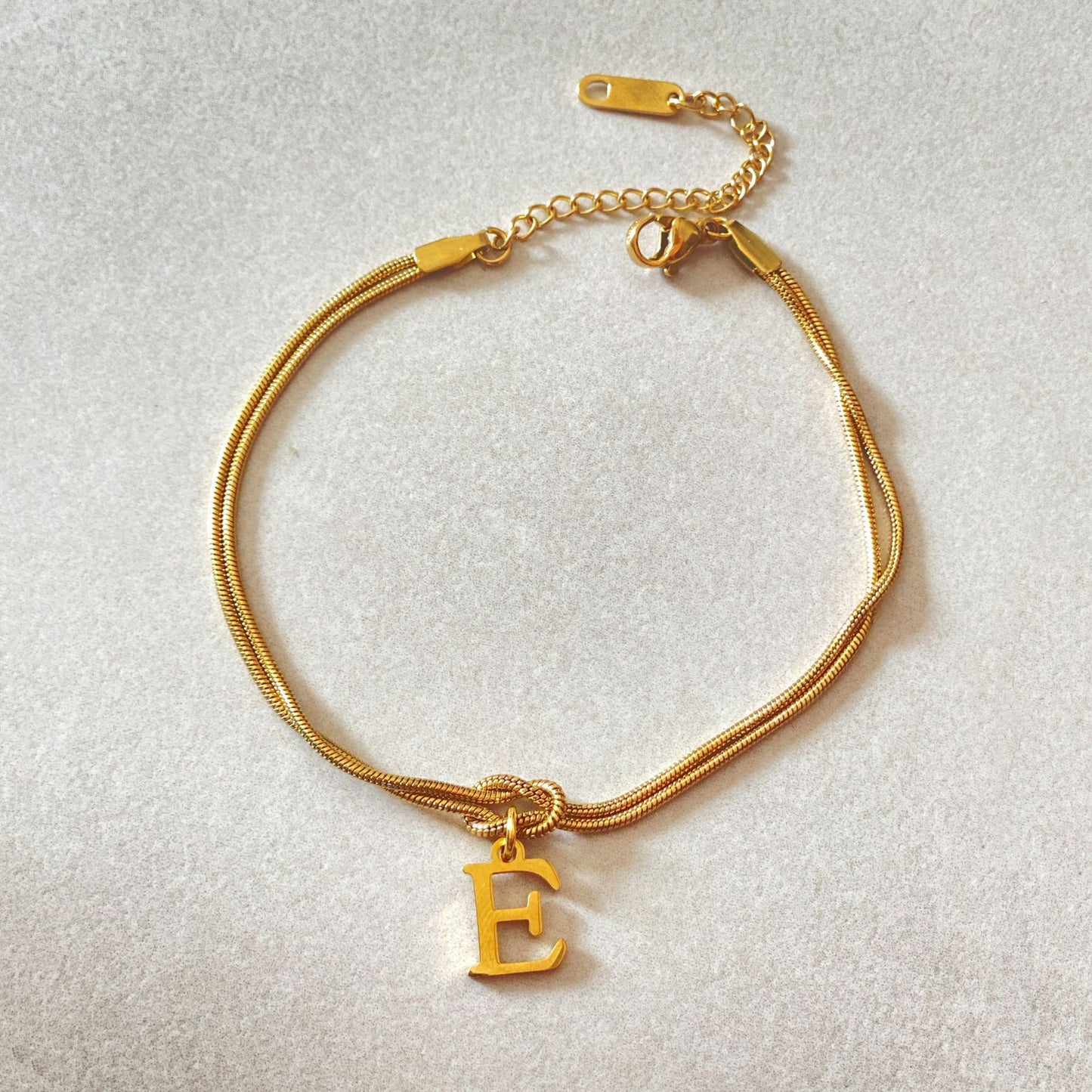 Nyt bogstav AZ Kærlighedsknude Armbånd Til Kvinder Par Guld Farve Dainty Snake Chain Charm Armbånd Rustfrit Stål Smykker Gave Valentinsdag gaver