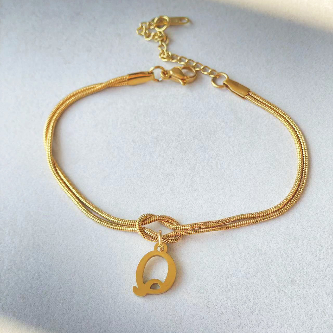 Nyt bogstav AZ Kærlighedsknude Armbånd Til Kvinder Par Guld Farve Dainty Snake Chain Charm Armbånd Rustfrit Stål Smykker Gave Valentinsdag gaver