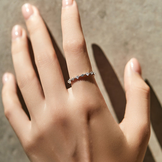 S925 Silver Ins Style Populær uregelmæssig række diamantring kvinde