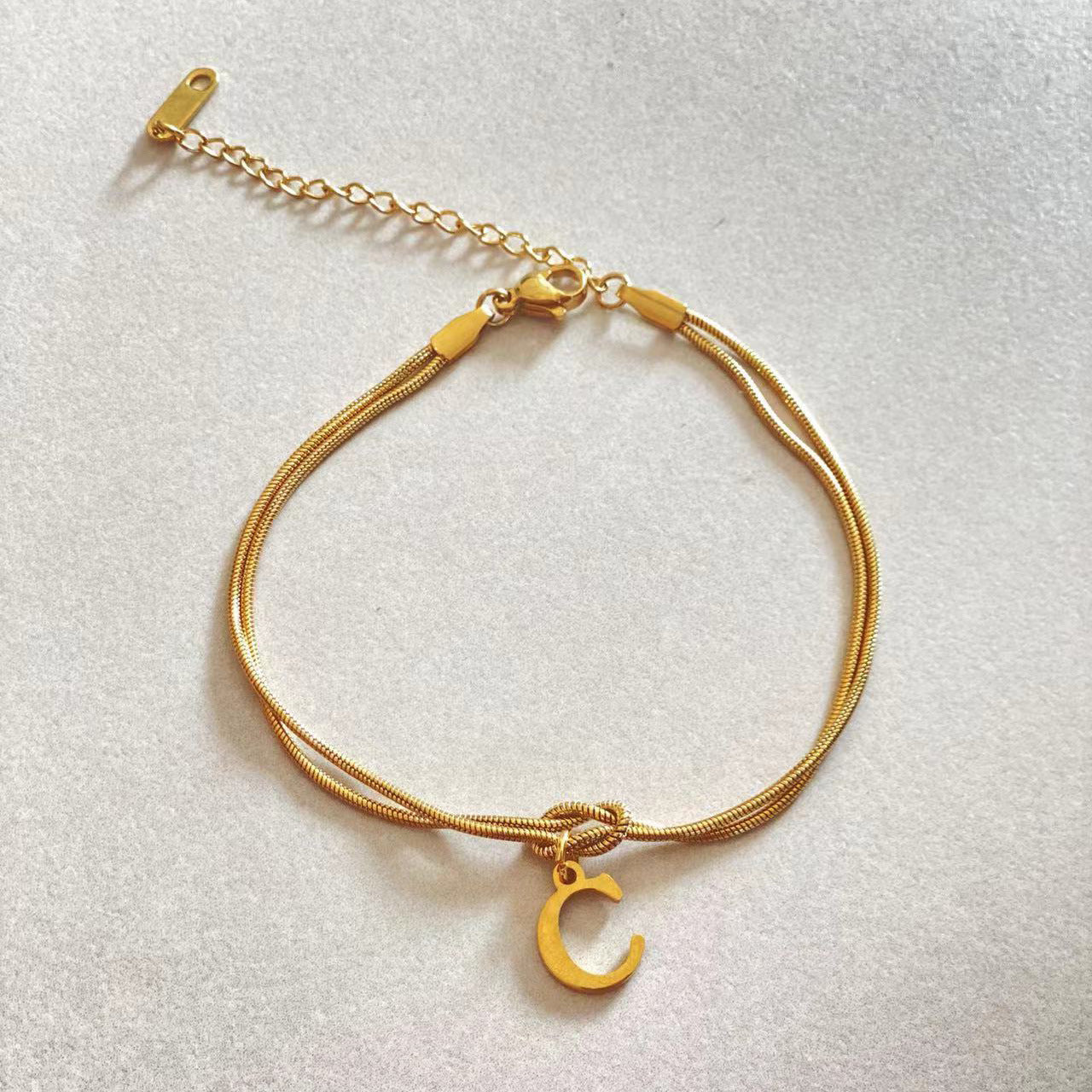 Nyt bogstav AZ Kærlighedsknude Armbånd Til Kvinder Par Guld Farve Dainty Snake Chain Charm Armbånd Rustfrit Stål Smykker Gave Valentinsdag gaver